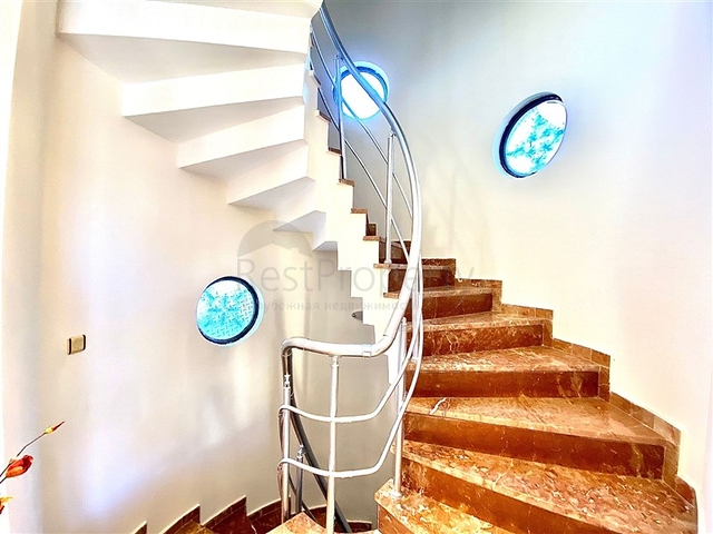 Spacious villa for a large family, within walking distance from the sea