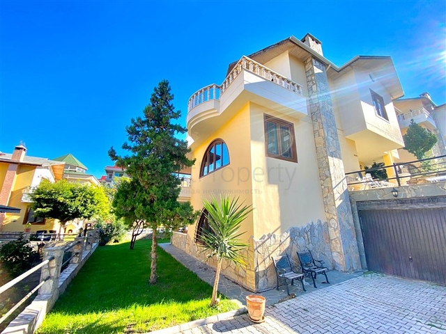 Spacious villa for a large family, within walking distance from the sea