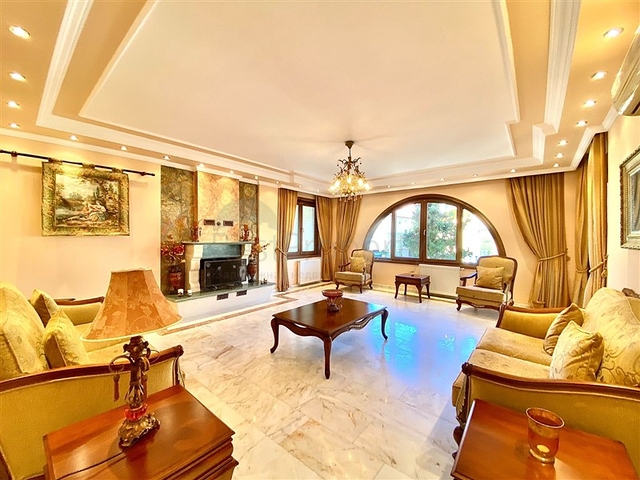 Spacious villa for a large family, within walking distance from the sea