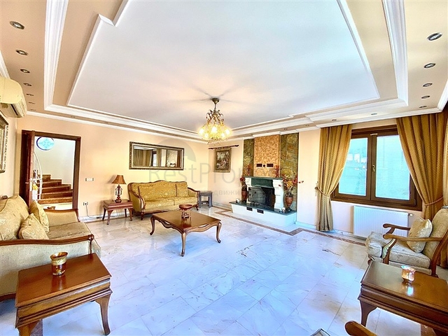 Spacious villa for a large family, within walking distance from the sea