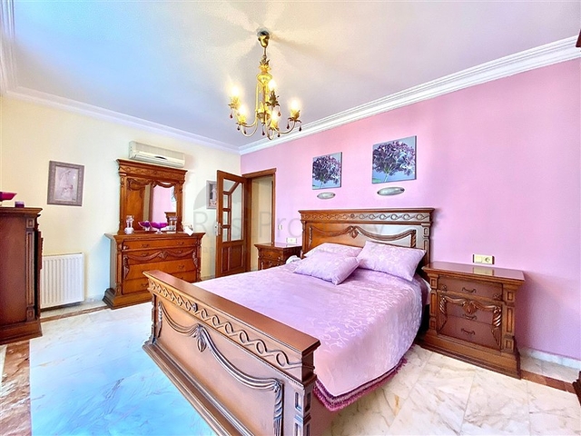 Spacious villa for a large family, within walking distance from the sea