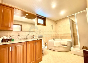 Spacious villa for a large family, within walking distance from the sea