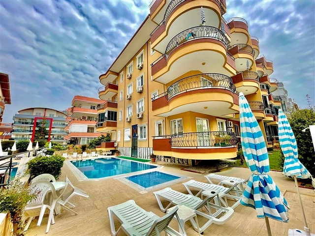Spacious 4+1 penthouse from the owner, 300 meters from the sea in the Oba area