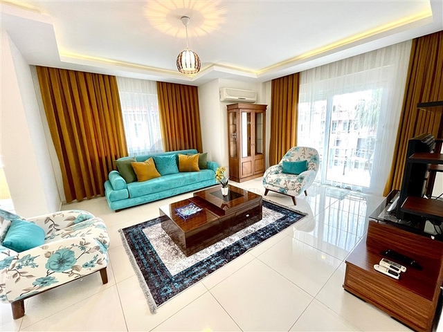 Spacious 4+1 penthouse from the owner, 300 meters from the sea in the Oba area