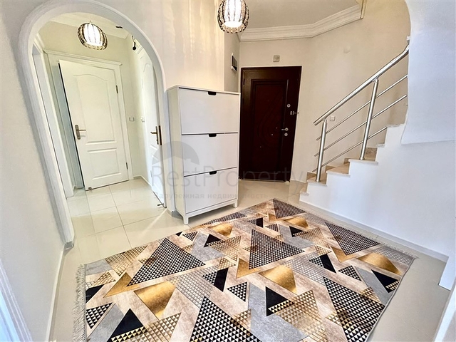 Spacious 4+1 penthouse from the owner, 300 meters from the sea in the Oba area