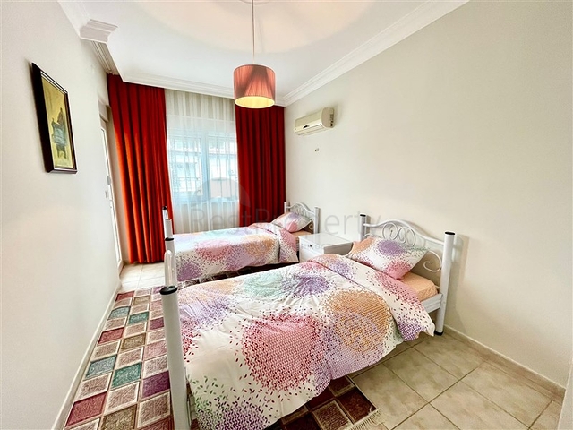 Spacious 4+1 penthouse from the owner, 300 meters from the sea in the Oba area