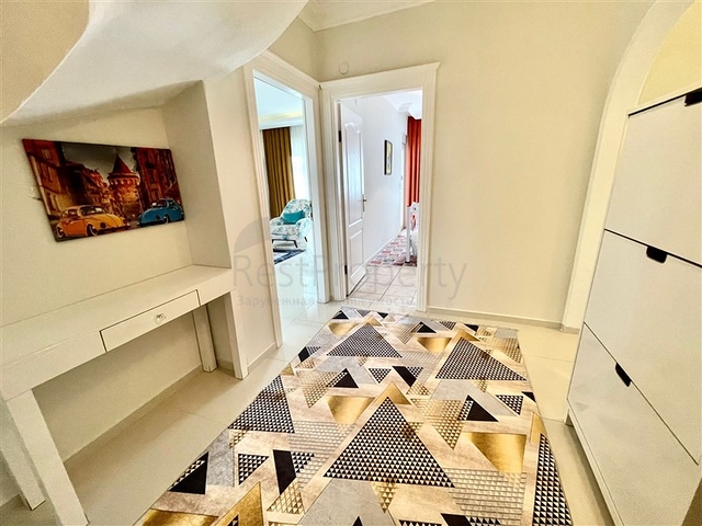 Spacious 4+1 penthouse from the owner, 300 meters from the sea in the Oba area