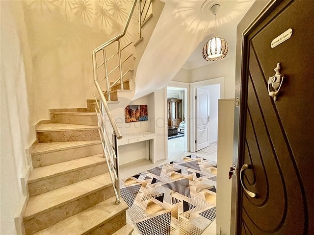 Spacious 4+1 penthouse from the owner, 300 meters from the sea in the Oba area