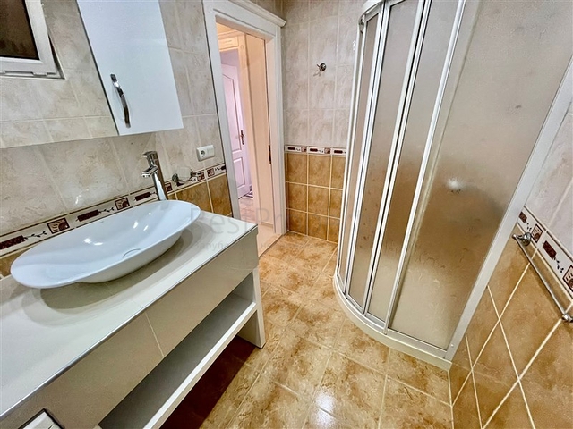 Spacious 4+1 penthouse from the owner, 300 meters from the sea in the Oba area