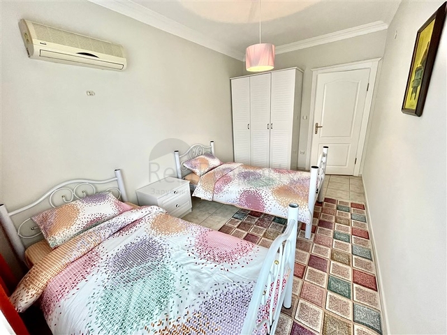 Spacious 4+1 penthouse from the owner, 300 meters from the sea in the Oba area