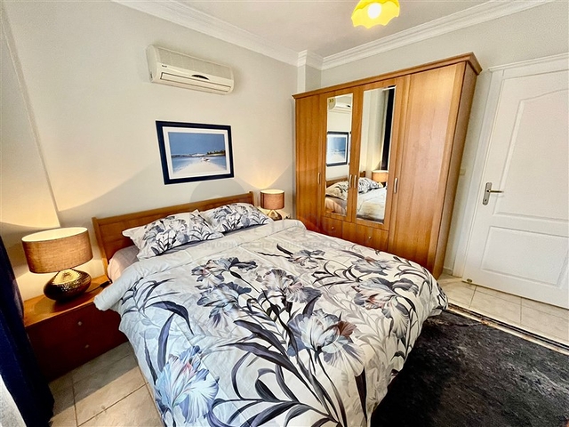 Spacious 4+1 penthouse from the owner, 300 meters from the sea in the Oba area