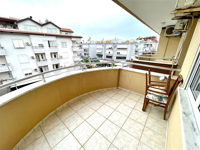 Spacious 4+1 penthouse from the owner, 300 meters from the sea in the Oba area