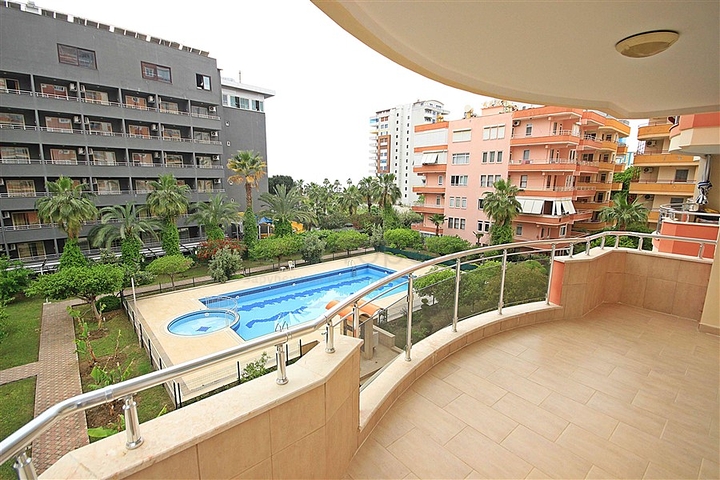 Spacious 2+1 apartment from the owner, 100 meters from the sea in the Mahmutlar area  