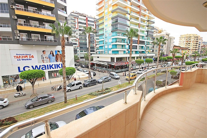 Spacious 2+1 apartment from the owner, 100 meters from the sea in the Mahmutlar area  