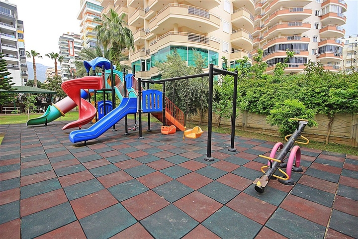 Spacious 2+1 apartment from the owner, 100 meters from the sea in the Mahmutlar area  