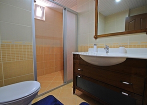 Spacious 2+1 apartment from the owner, 100 meters from the sea in the Mahmutlar area  