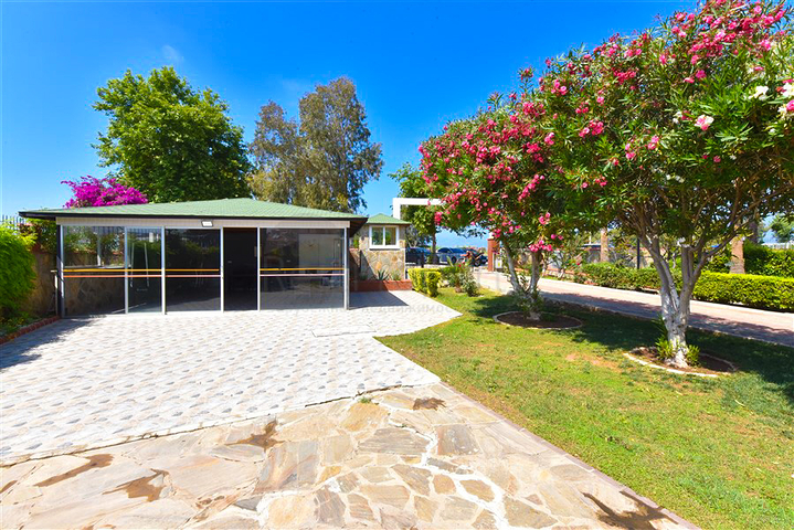 2+1 apartment on the first coastline in Demirtas district