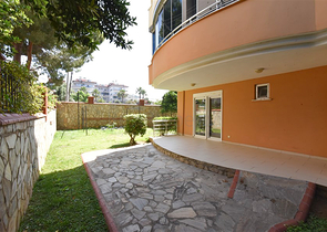 2+1 apartment on the first coastline in Demirtas district