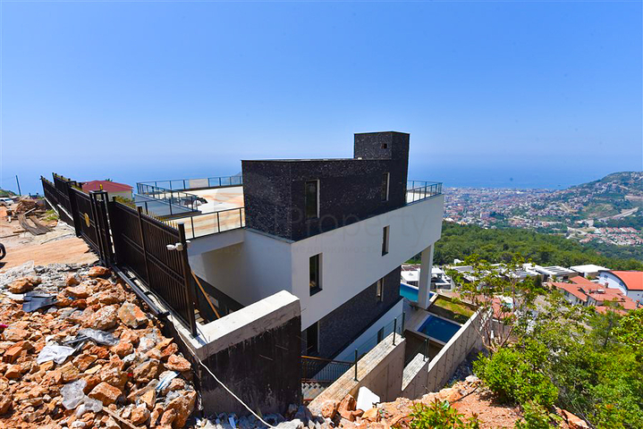 4+2 villa with pool and Mediterranean Sea view