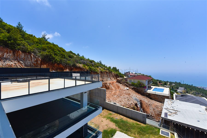 4+2 villa with pool and Mediterranean Sea view