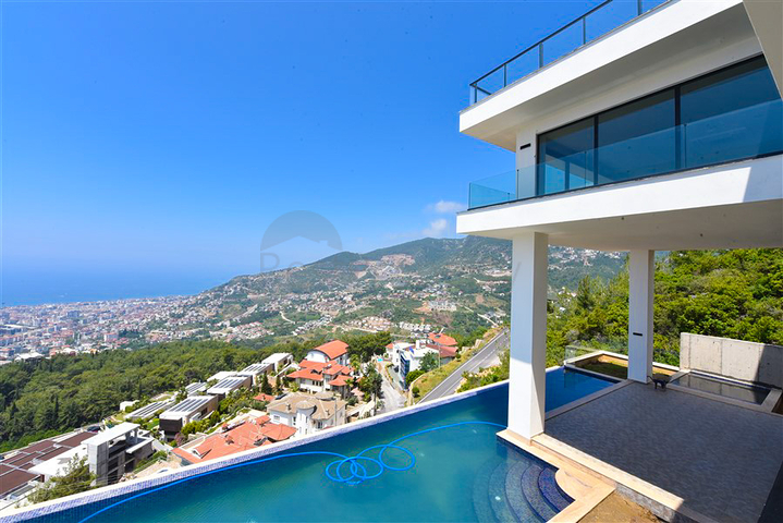4+2 villa with pool and Mediterranean Sea view