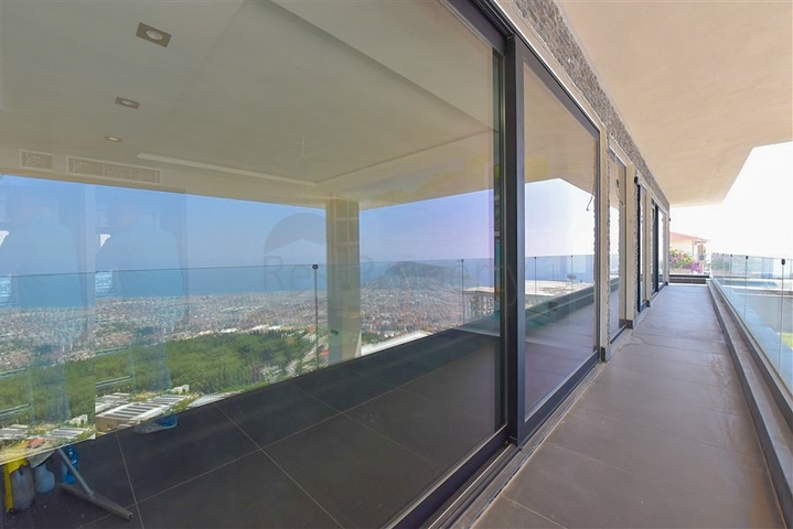 4+2 villa with pool and Mediterranean Sea view