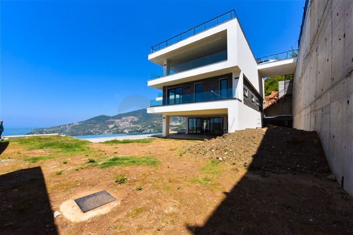 4+2 villa with pool and Mediterranean Sea view