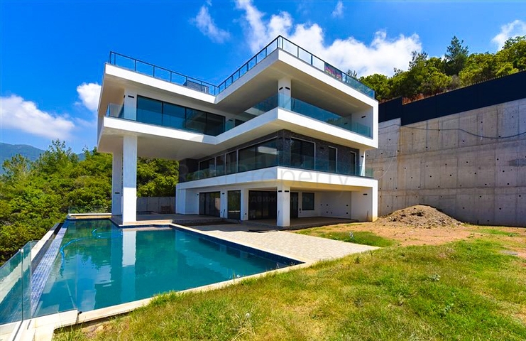 4+2 villa with pool and Mediterranean Sea view