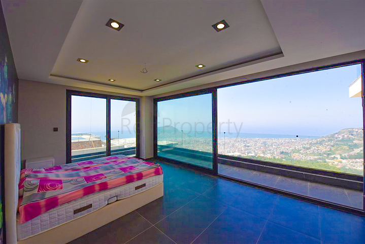 4+2 villa with pool and Mediterranean Sea view