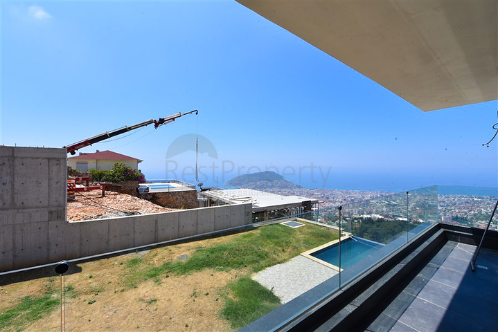 4+2 villa with pool and Mediterranean Sea view