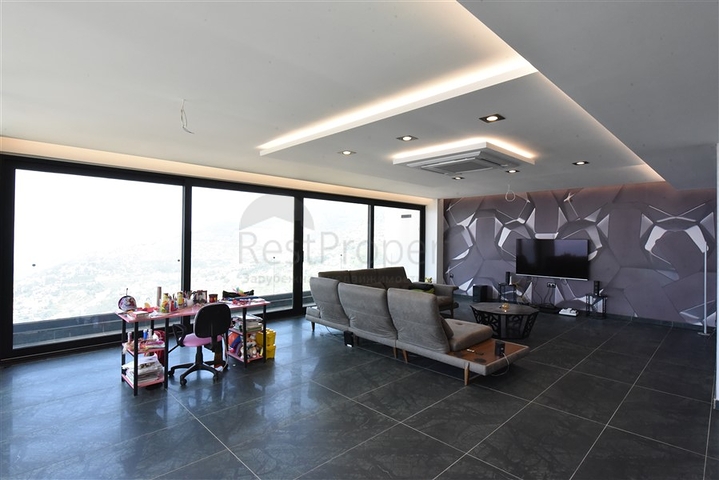 4+2 villa with pool and Mediterranean Sea view