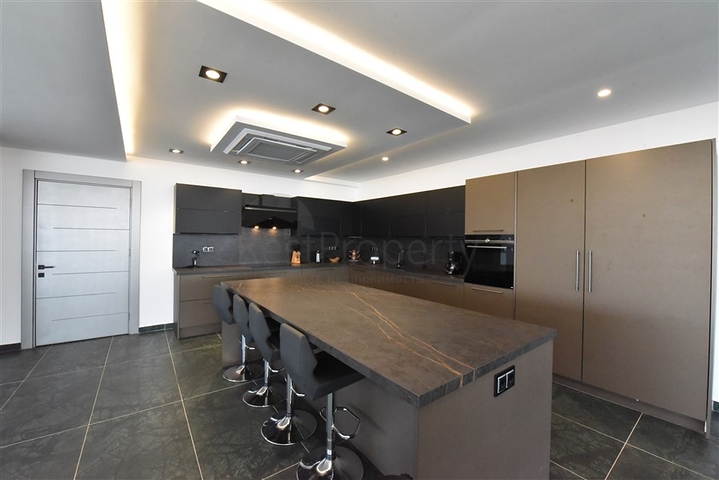 4+2 villa with pool and Mediterranean Sea view