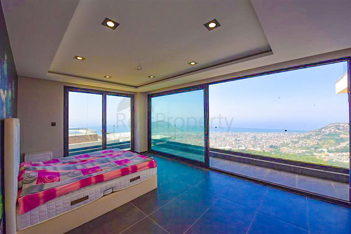 4+2 villa with pool and Mediterranean Sea view