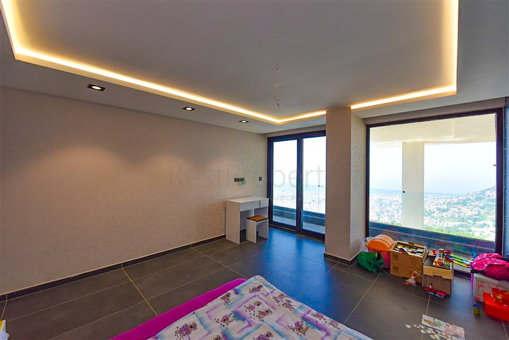 4+2 villa with pool and Mediterranean Sea view