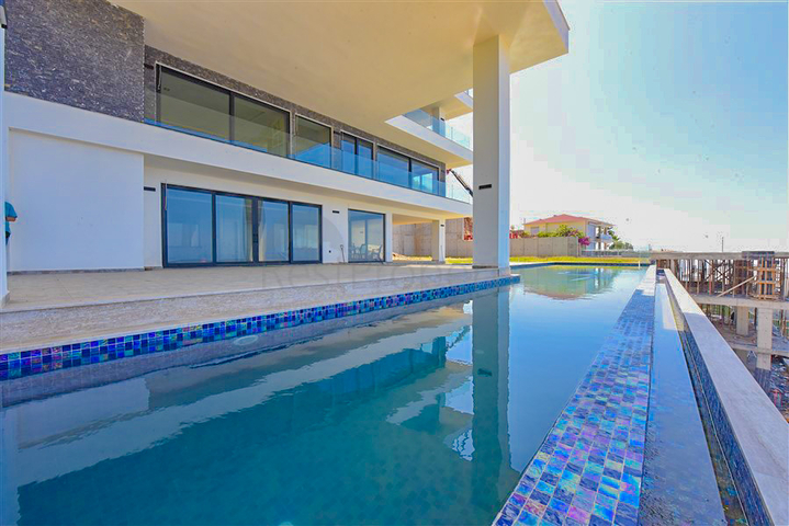 4+2 villa with pool and Mediterranean Sea view