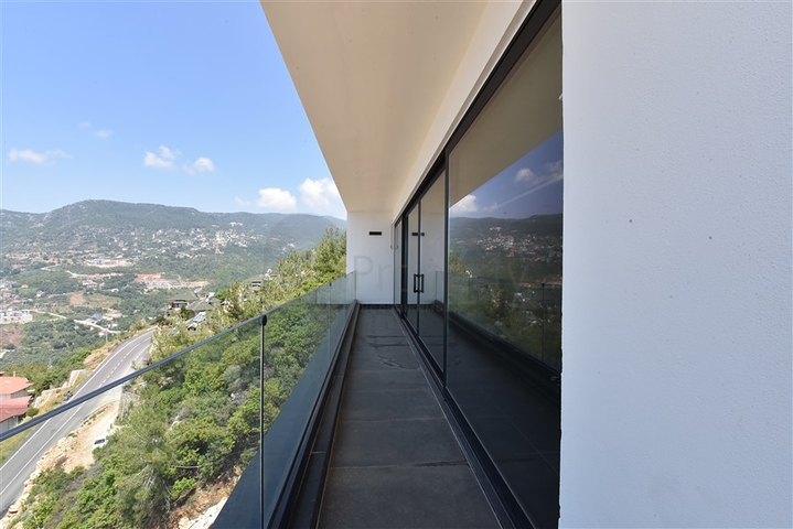 4+2 villa with pool and Mediterranean Sea view