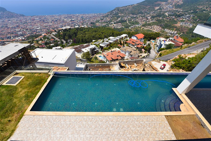 4+2 villa with pool and Mediterranean Sea view