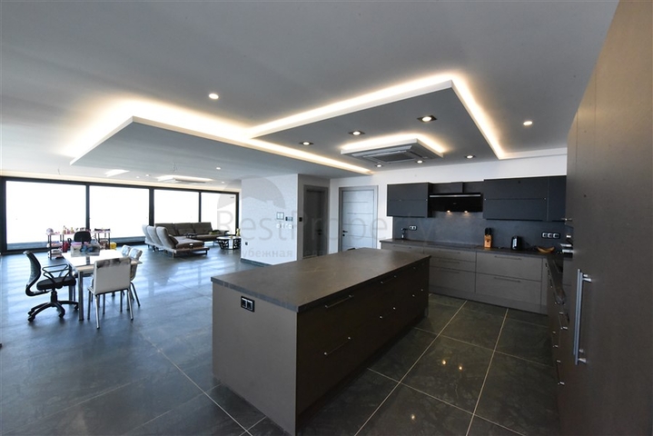 4+2 villa with pool and Mediterranean Sea view