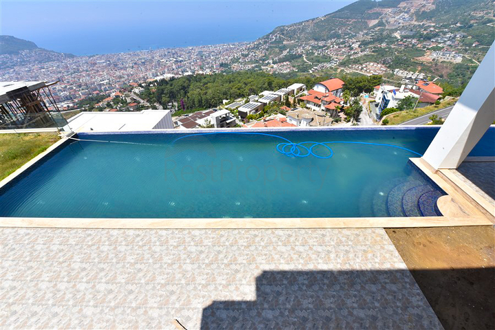 4+2 villa with pool and Mediterranean Sea view