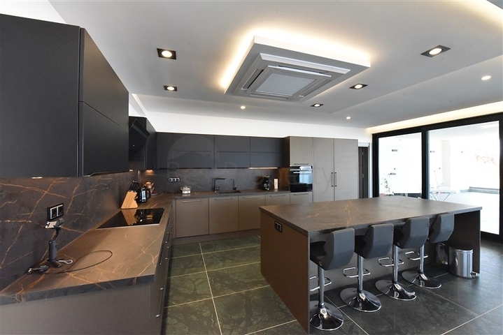 4+2 villa with pool and Mediterranean Sea view