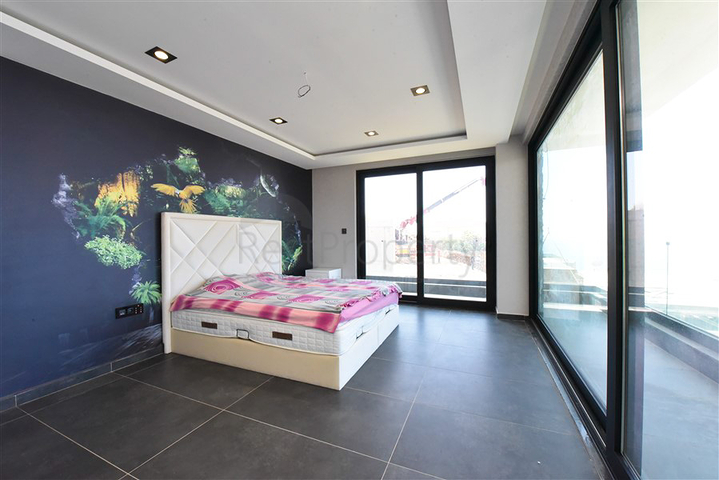 4+2 villa with pool and Mediterranean Sea view