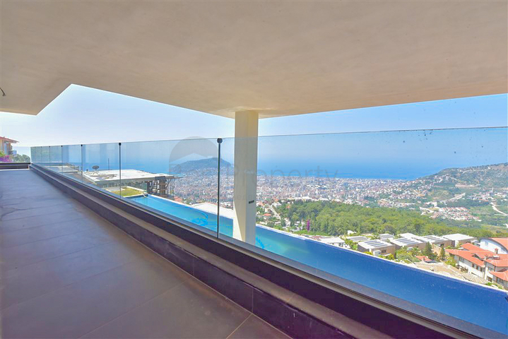 4+2 villa with pool and Mediterranean Sea view