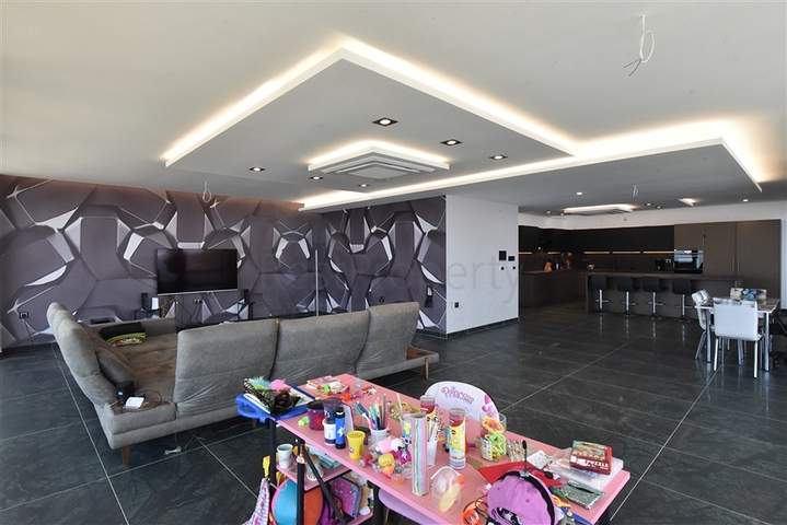 4+2 villa with pool and Mediterranean Sea view