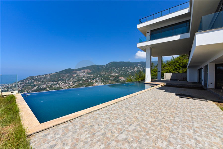 4+2 villa with pool and Mediterranean Sea view