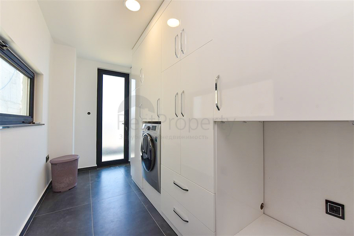 4+2 villa with pool and Mediterranean Sea view