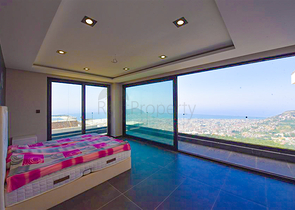 4+2 villa with pool and Mediterranean Sea view