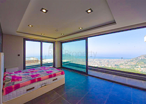 4+2 villa with pool and Mediterranean Sea view