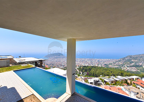4+2 villa with pool and Mediterranean Sea view