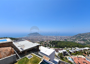 4+2 villa with pool and Mediterranean Sea view