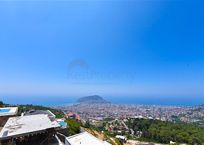 4+2 villa with pool and Mediterranean Sea view